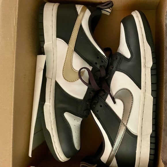 Nike Black and White Sneakers Low-Top Design